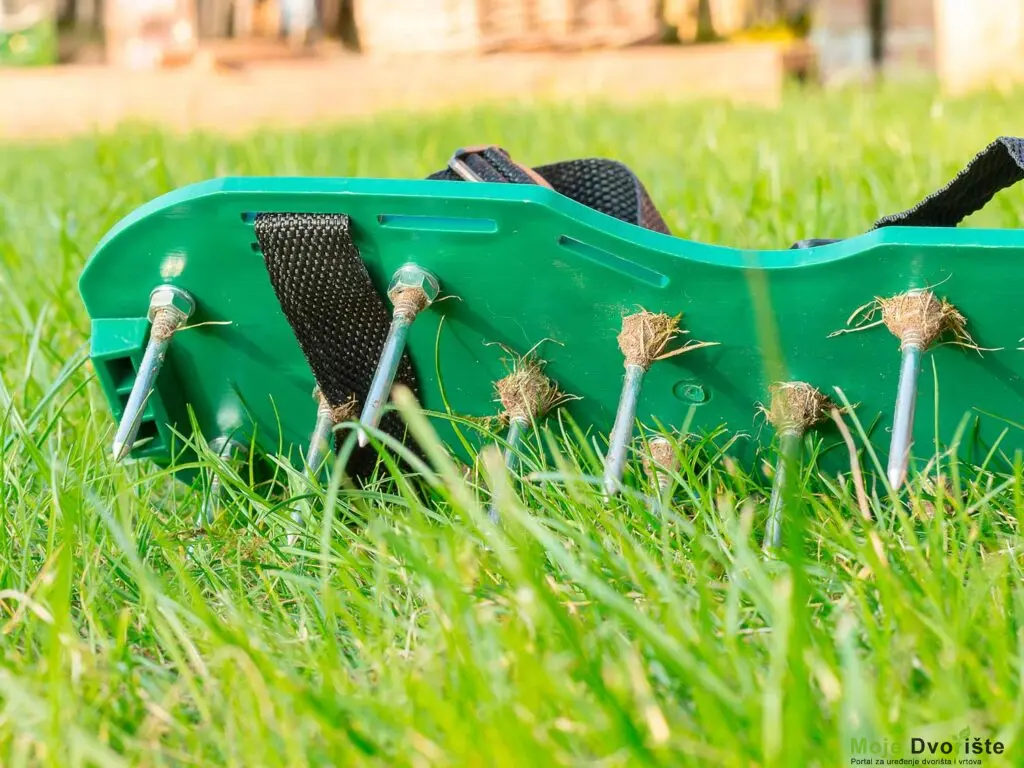 UK-aerating-shoes-spikes | Moje Dvorište Nega Travnjaka | Moje Dvorište