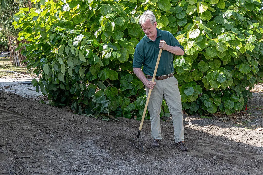 Priprema11 | Moje Dvorište Držite gvozdene grabulјe pod strmim uglom da biste dobili ravniju površinu | Moje Dvorište