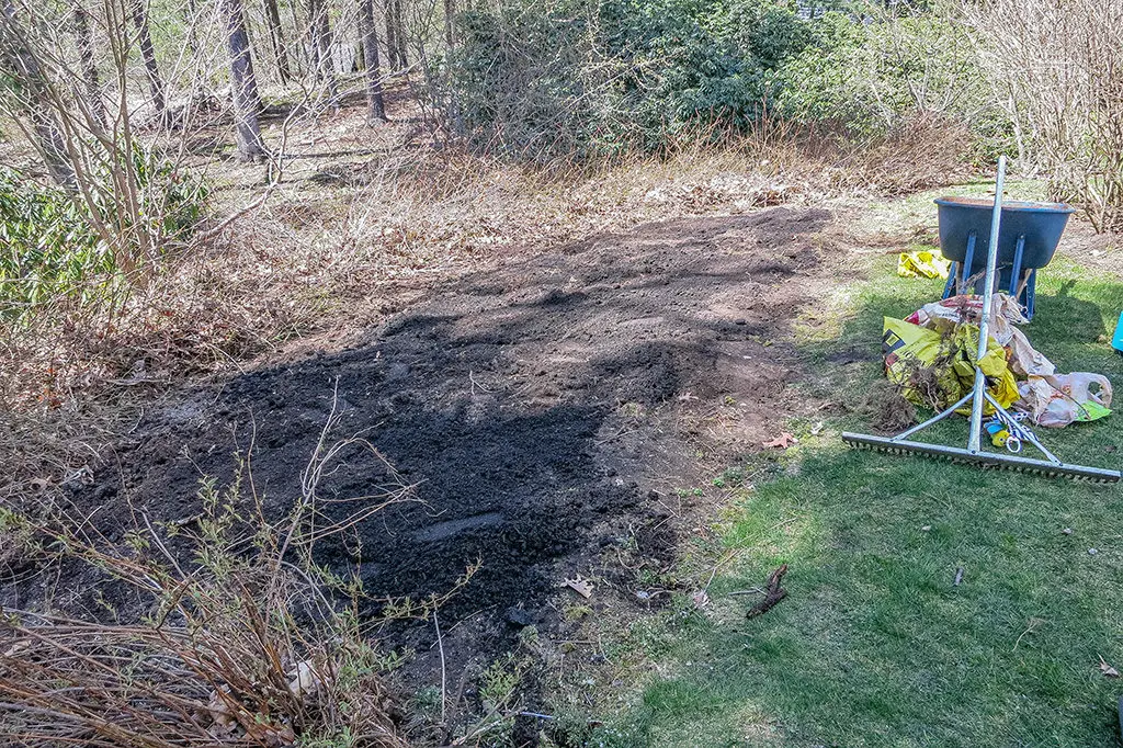 Priprema8 | Moje Dvorište Ravnomerno rasporedite organske materije preko gredice i preriljajte zemlјu još jednom | Moje Dvorište