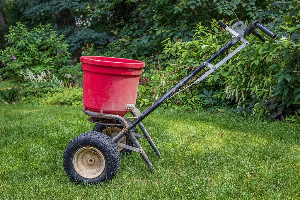 Đubrenje8 | Moje Dvorište Sejač za đubrivo | Moje Dvorište