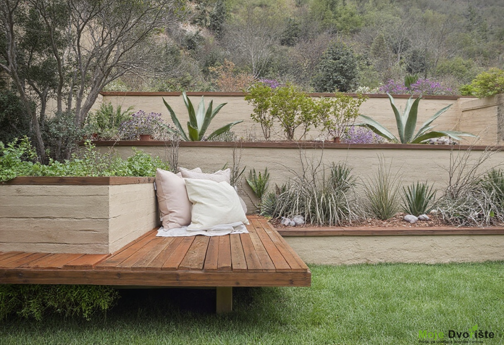 freepik__outdoor-lounge-area-with-a-wooden-platform-pillows__33537 | Moje Dvorište Modern garden | Moje Dvorište